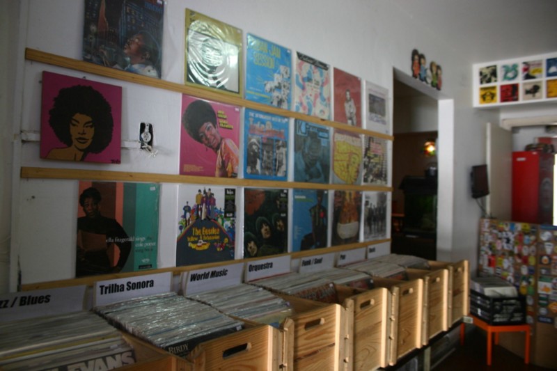 A imagem mostra um conjunto de discos de vinil