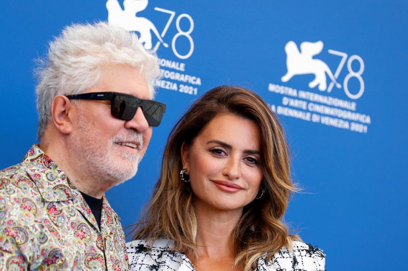 Almodóvar e a atriz Penélope Cruz na 78º edição do Festival de Veneza