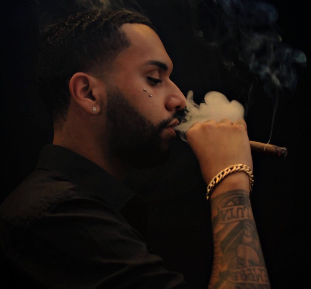 Foto de capa do lançamento do single "Inato".