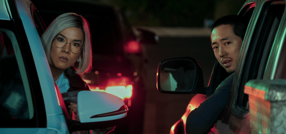 Ali Wong e Steven Yeun durante cena de "Treta" (Foto: Netflix/ Divulgação)