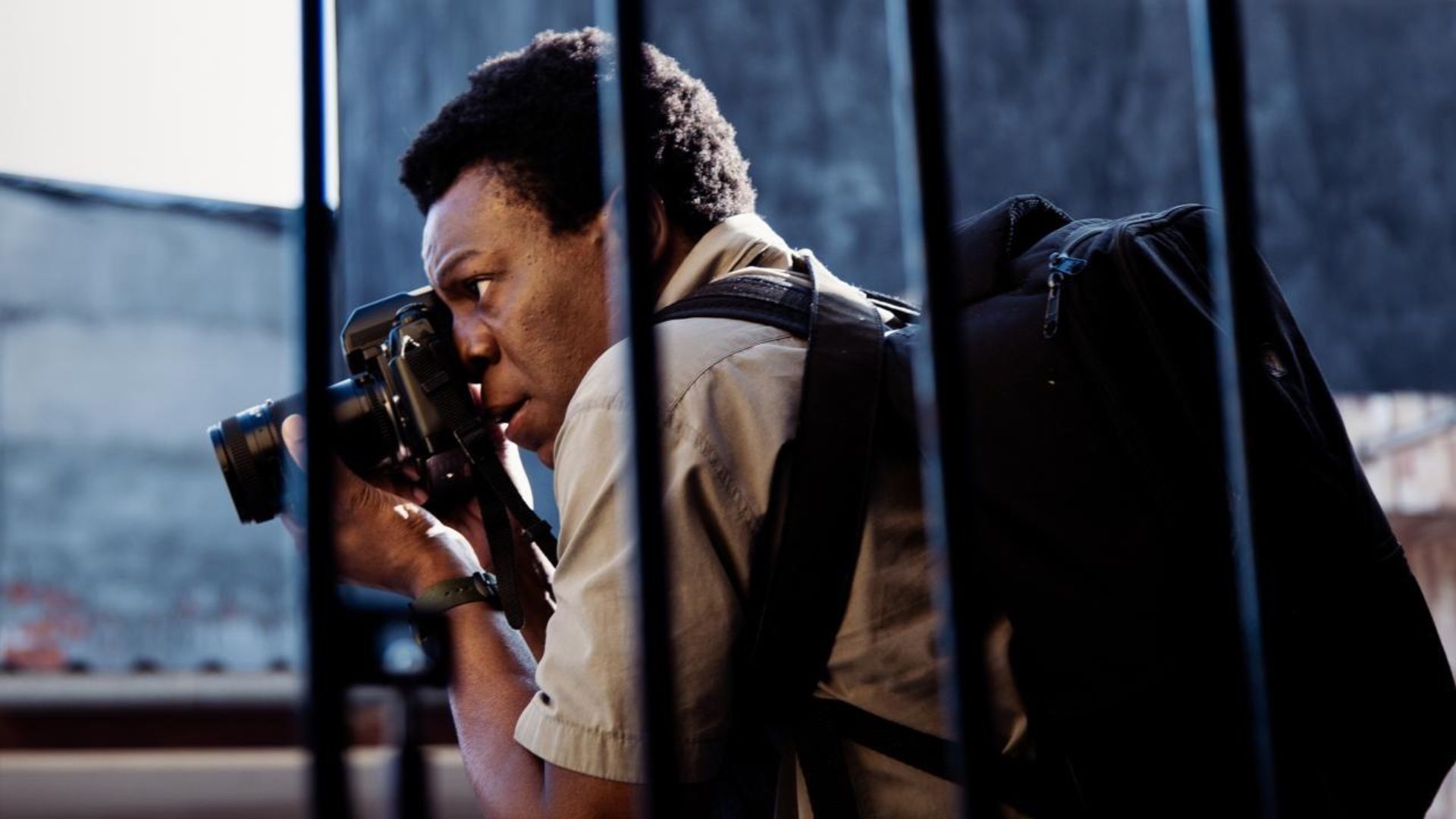 Buscapé (Alexandre Rodrigues) em "Cidade de Deus: A Luta Não Para". (Foto: Divulgação: Max)