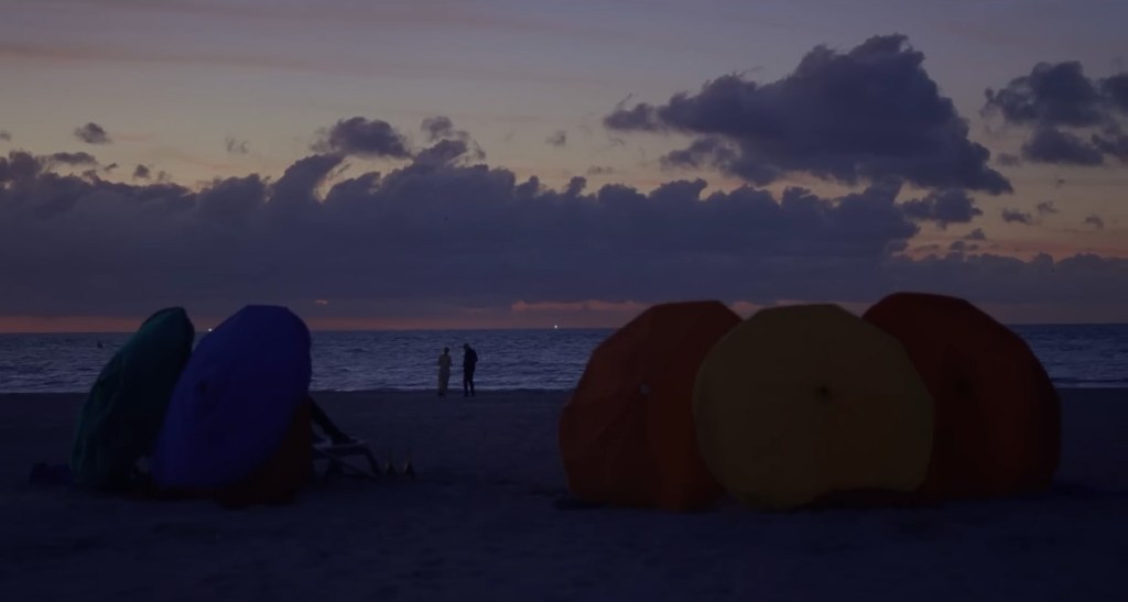 Stellan Skarsgård e Elle Fanning estão na praia falando sobre a vida